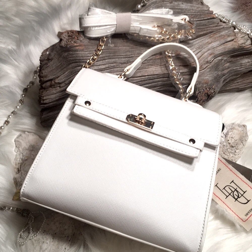 🍡Boutique Beautiful small white bag/crossbody🍡